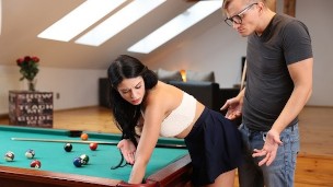 Bilardo masasında mini etekli esmer sikiş izle