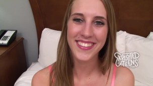 Yeşil gözlü körpe Rus kız ilk porno sikiş video deneyimi izle