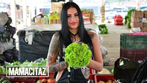 Çiçekçi latin kız ateşli erotik videolar