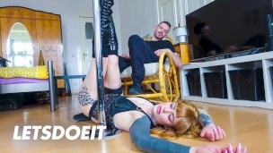 Baygın rolü yapan kızıl karıyı sikip uyandırdı