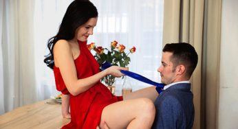 Kırmızı elbiseli Slav kız sex manyağı oluyor
