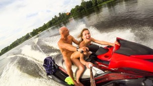 Jet ski üzerinde sikişme videosu çeken çılgın çift