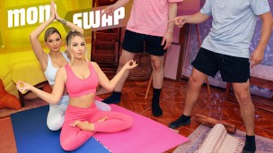 Yoga antrenmanı grup seks ile güzelleşti