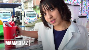 Amatör seks videosu çekiminde esmer güzel kadın